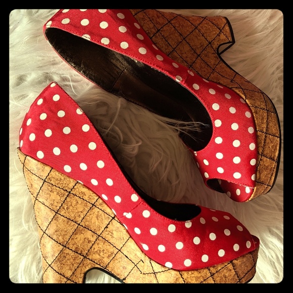 Michael Antonio Shoes - Sale!💥2/20💥 super cute polka dot wedges- sz 8.5